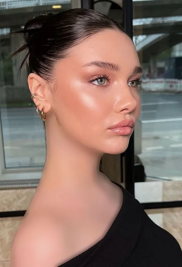 Simple and stylish makeup 27