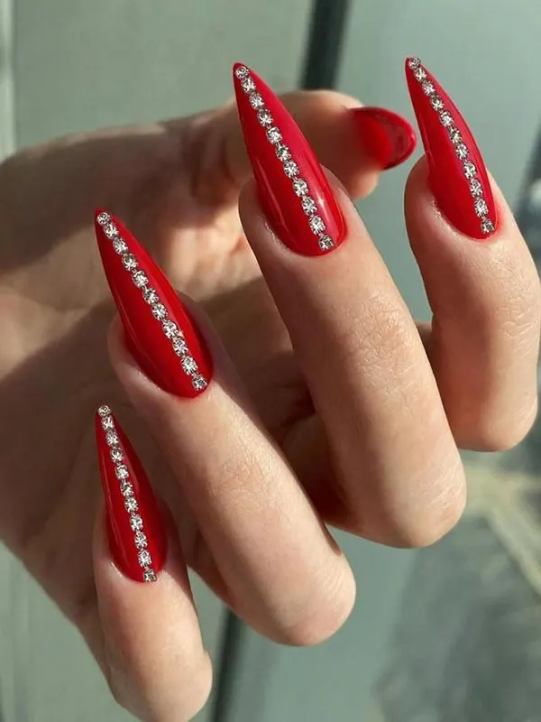 35 ایده کاشت ناخن قرمز شیک؛ مخصوص مهمونیها و شبای خاص ❤️ 28 Stylish red nail implant 27