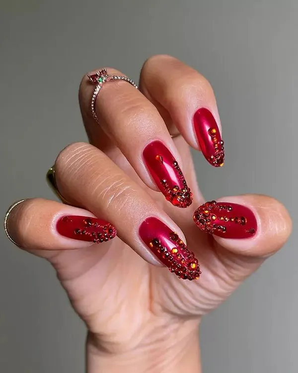 35 ایده کاشت ناخن قرمز شیک؛ مخصوص مهمونیها و شبای خاص ❤️ 10 Stylish red nail implant 8
