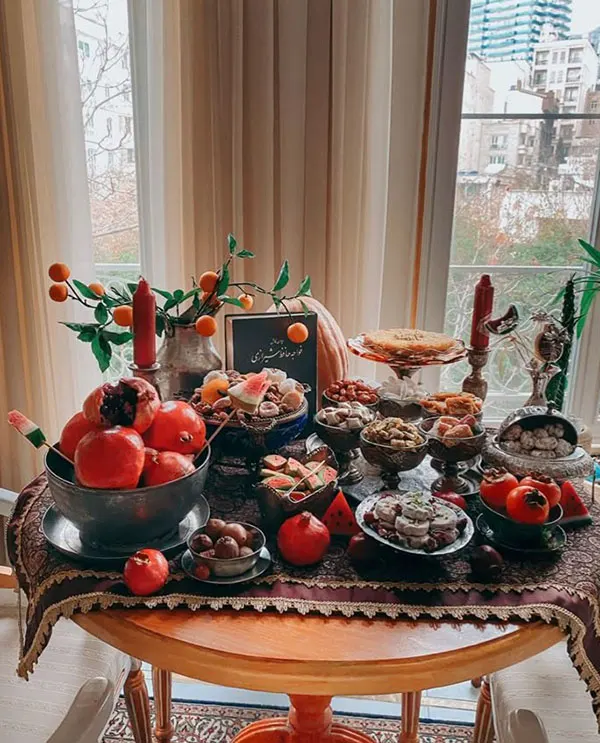 34 ایده چیدمان شب یلدا سنتی؛ سادگی اصیل با حالوهوای مادربزرگا ❤️ 8 Traditional Yalda Arrangement 4