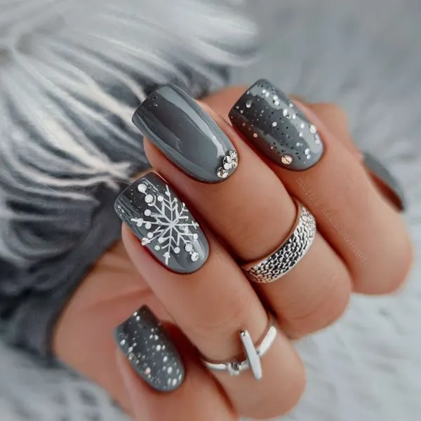 33 طرح ناخن زمستانی دخترانه؛ مدلهای شیک با وایب سرد و برفی! 28 Winter nail design 22