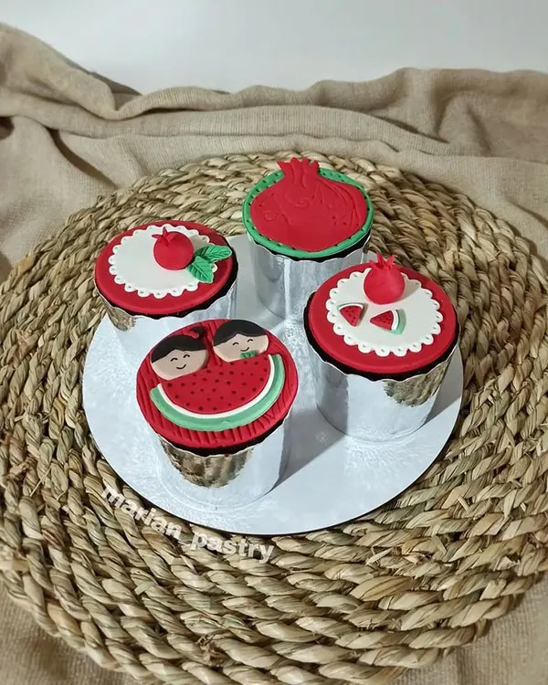 27 مدل مینی کیک شب یلدا؛ کوچولو، خوشگل و کاملاً یلدایی 24 Yalda Night Mini Cake 21