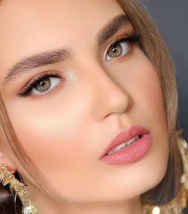 Face makeup model 18