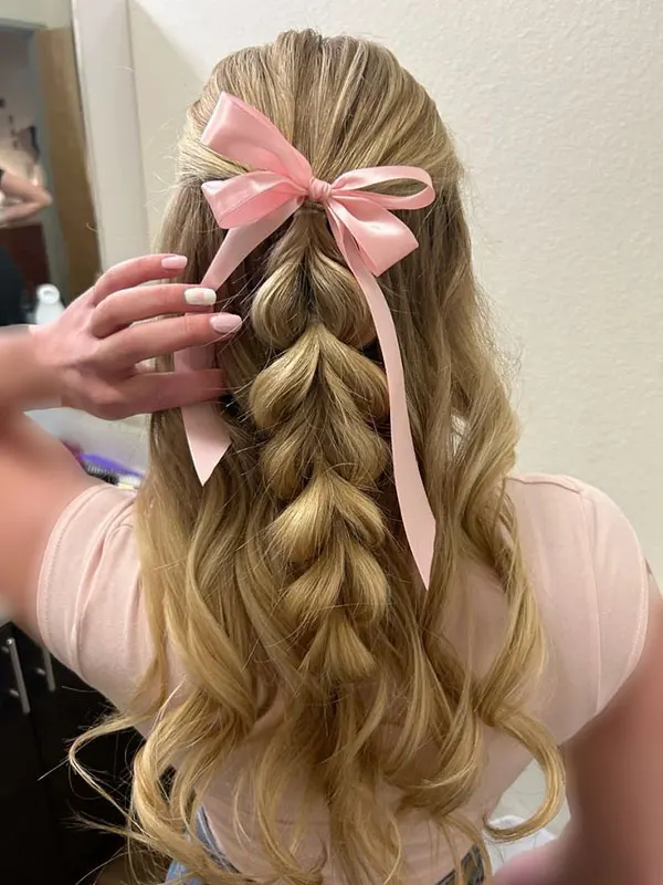 Simple and stylish girls hair weave at home 15