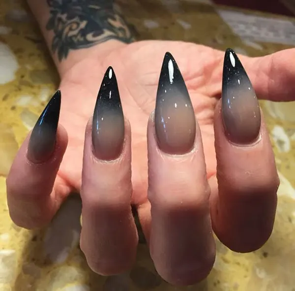 34 مدل ناخن امبره مشکی؛ سادهترین راه برای خاص دیده شدن! 4 Black ombre nails 1