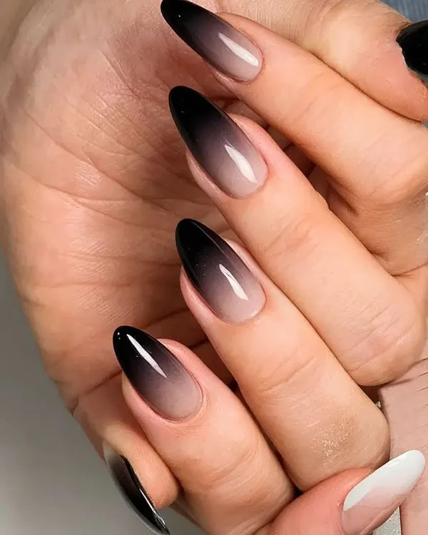 34 مدل ناخن امبره مشکی؛ سادهترین راه برای خاص دیده شدن! 13 Black ombre nails 10