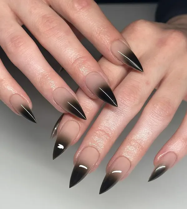 34 مدل ناخن امبره مشکی؛ سادهترین راه برای خاص دیده شدن! 15 Black ombre nails 11