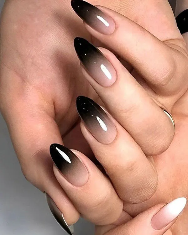 34 مدل ناخن امبره مشکی؛ سادهترین راه برای خاص دیده شدن! 18 Black ombre nails 13