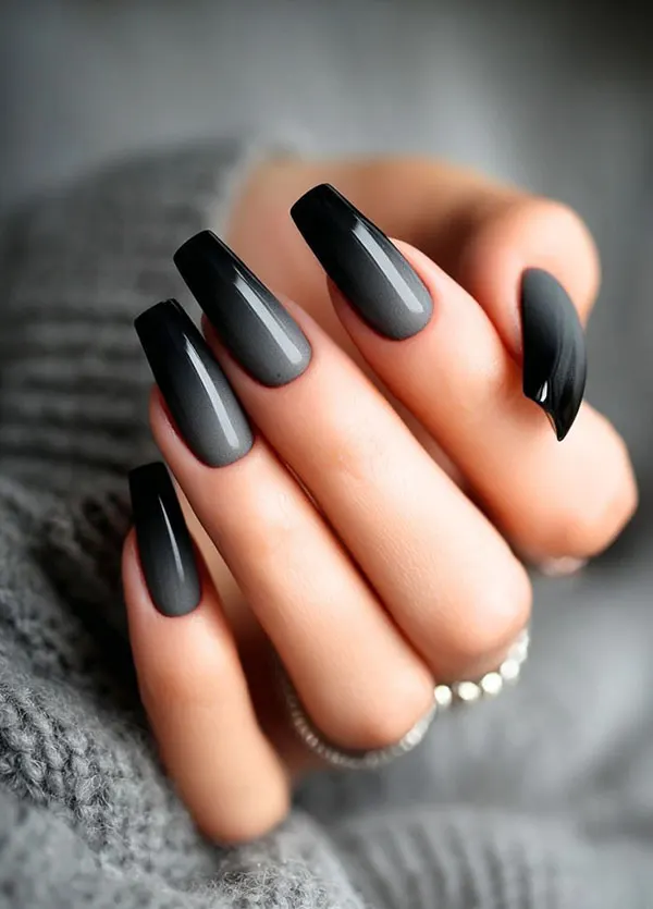 34 مدل ناخن امبره مشکی؛ سادهترین راه برای خاص دیده شدن! 20 Black ombre nails 14