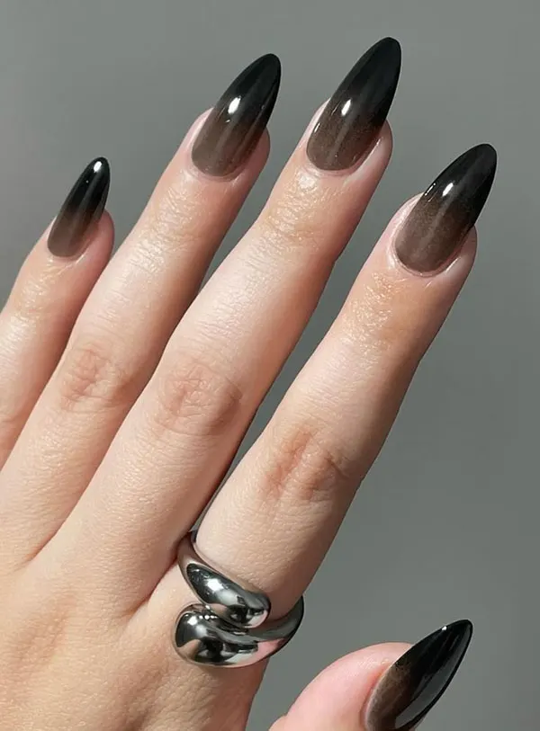 34 مدل ناخن امبره مشکی؛ سادهترین راه برای خاص دیده شدن! 19 Black ombre nails 15