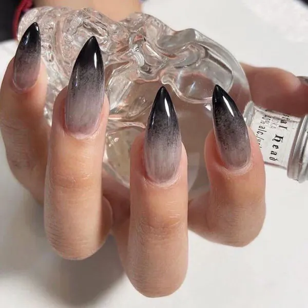 34 مدل ناخن امبره مشکی؛ سادهترین راه برای خاص دیده شدن! 22 Black ombre nails 16