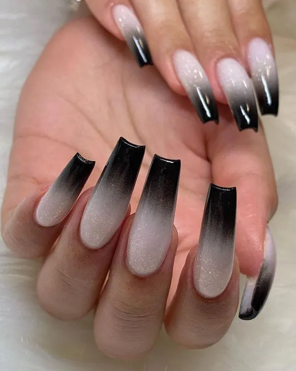 34 مدل ناخن امبره مشکی؛ سادهترین راه برای خاص دیده شدن! 21 Black ombre nails 17