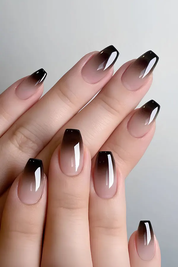 34 مدل ناخن امبره مشکی؛ سادهترین راه برای خاص دیده شدن! 23 Black ombre nails 19