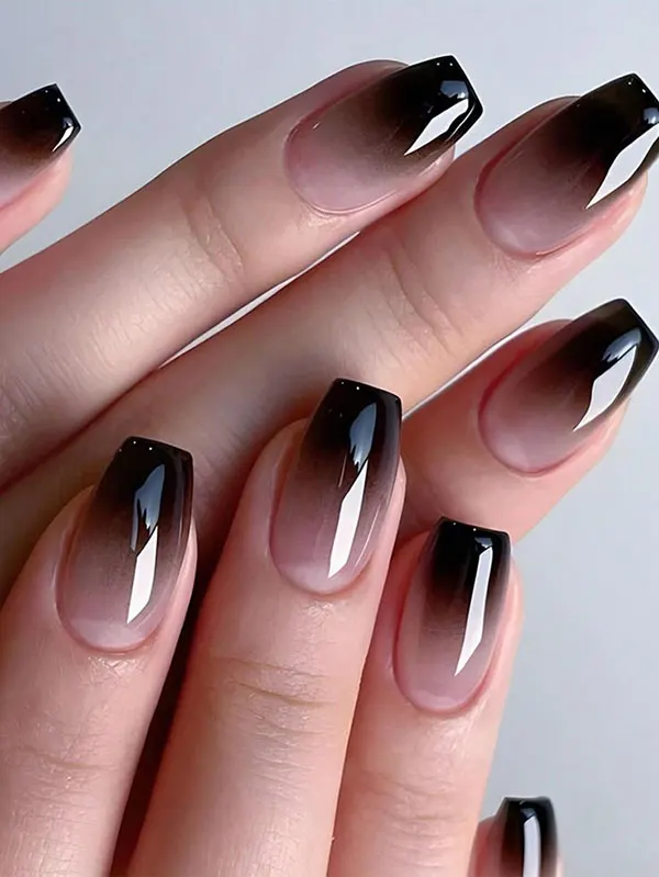34 مدل ناخن امبره مشکی؛ سادهترین راه برای خاص دیده شدن! 5 Black ombre nails 2