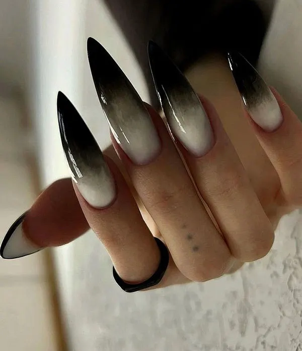 34 مدل ناخن امبره مشکی؛ سادهترین راه برای خاص دیده شدن! 27 Black ombre nails 21