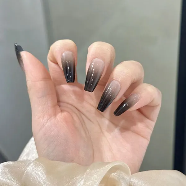 34 مدل ناخن امبره مشکی؛ سادهترین راه برای خاص دیده شدن! 26 Black ombre nails 22