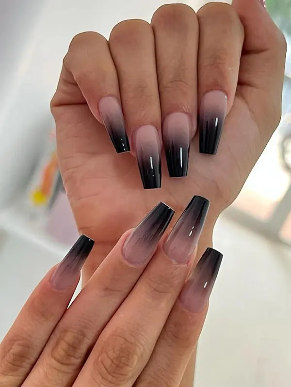 34 مدل ناخن امبره مشکی؛ سادهترین راه برای خاص دیده شدن! 28 Black ombre nails 23