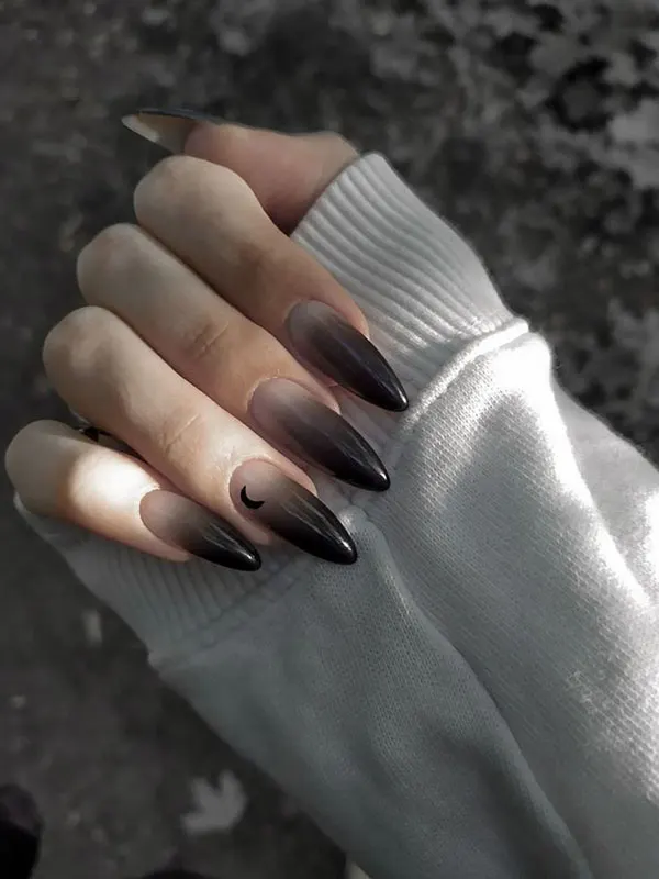 34 مدل ناخن امبره مشکی؛ سادهترین راه برای خاص دیده شدن! 29 Black ombre nails 24