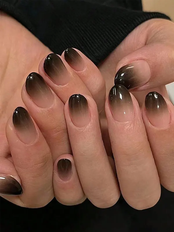 34 مدل ناخن امبره مشکی؛ سادهترین راه برای خاص دیده شدن! 31 Black ombre nails 25