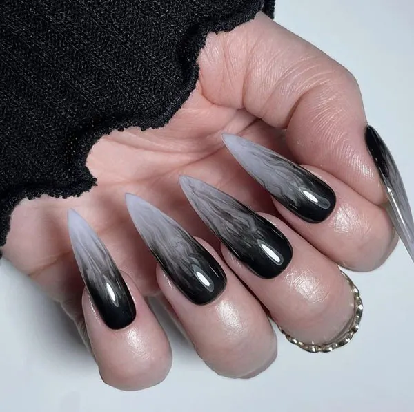 34 مدل ناخن امبره مشکی؛ سادهترین راه برای خاص دیده شدن! 32 Black ombre nails 26