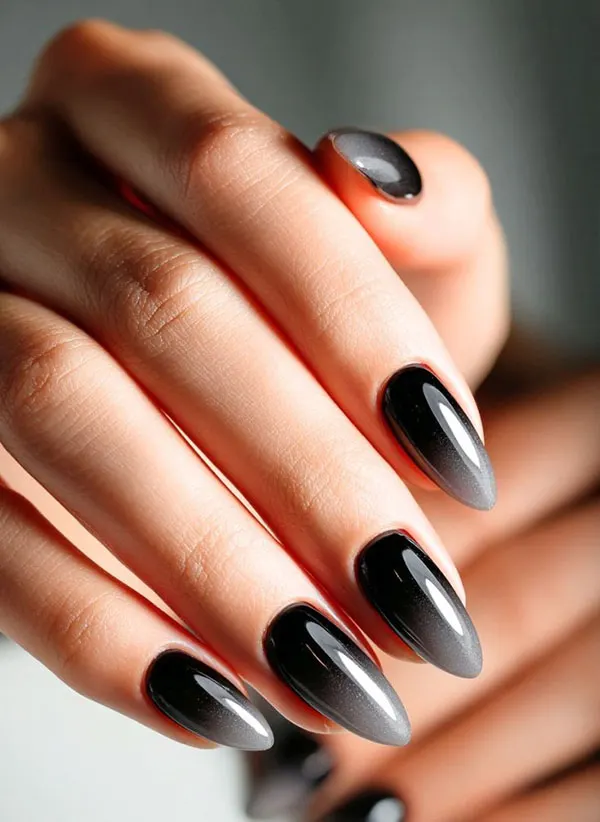 34 مدل ناخن امبره مشکی؛ سادهترین راه برای خاص دیده شدن! 33 Black ombre nails 28