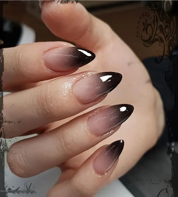 34 مدل ناخن امبره مشکی؛ سادهترین راه برای خاص دیده شدن! 34 Black ombre nails 29
