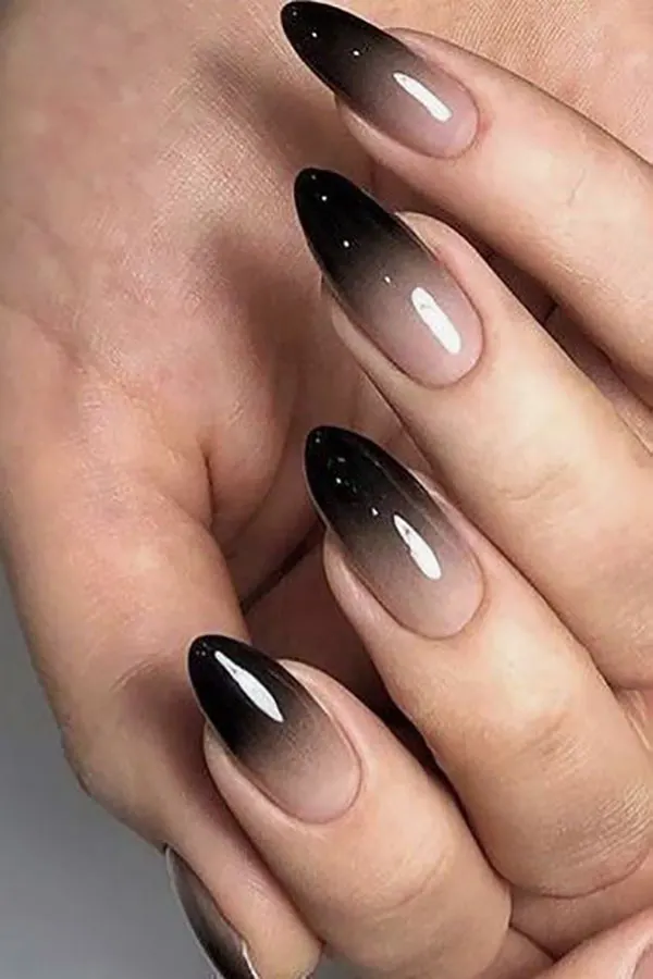 34 مدل ناخن امبره مشکی؛ سادهترین راه برای خاص دیده شدن! 36 Black ombre nails 30