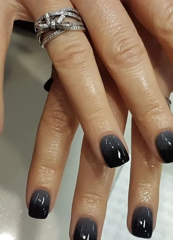 34 مدل ناخن امبره مشکی؛ سادهترین راه برای خاص دیده شدن! 35 Black ombre nails 31