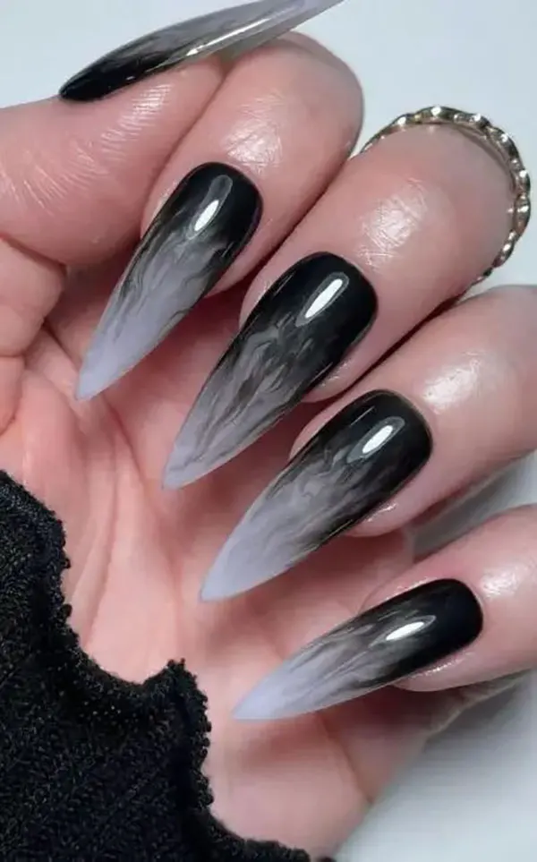 34 مدل ناخن امبره مشکی؛ سادهترین راه برای خاص دیده شدن! 17 Black ombre nails 32