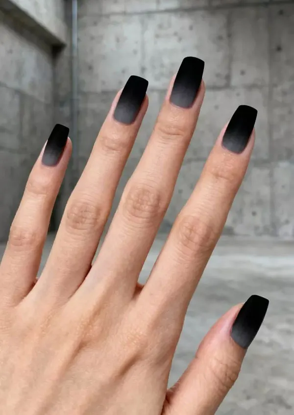 34 مدل ناخن امبره مشکی؛ سادهترین راه برای خاص دیده شدن! 16 Black ombre nails 33