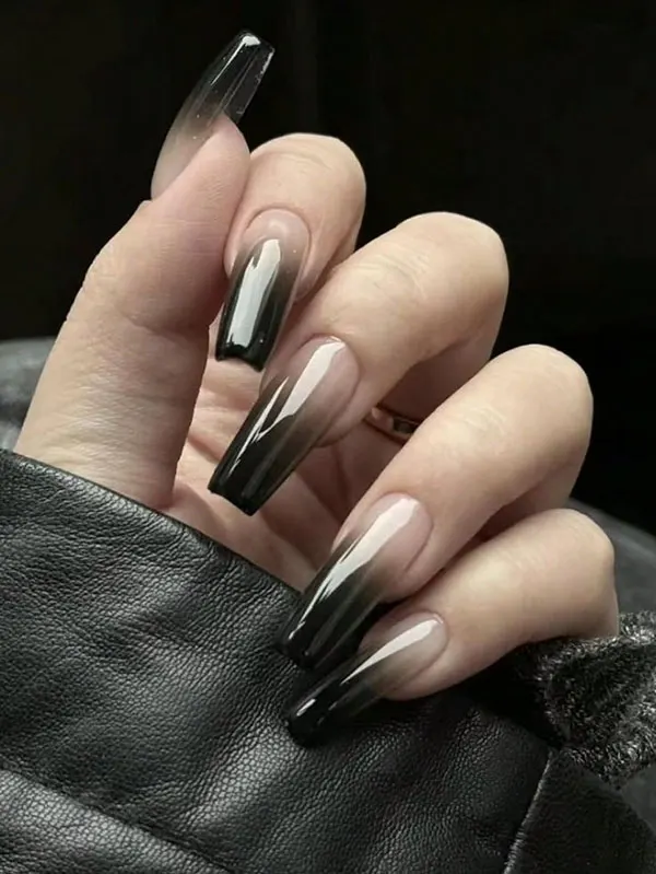 34 مدل ناخن امبره مشکی؛ سادهترین راه برای خاص دیده شدن! 8 Black ombre nails 4