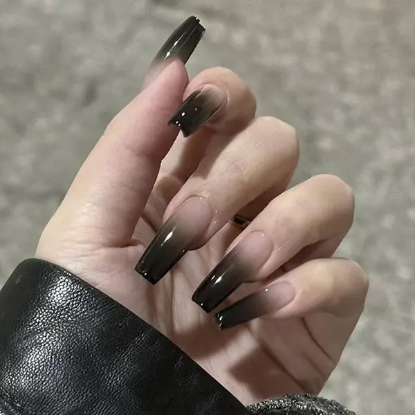 34 مدل ناخن امبره مشکی؛ سادهترین راه برای خاص دیده شدن! 7 Black ombre nails 5