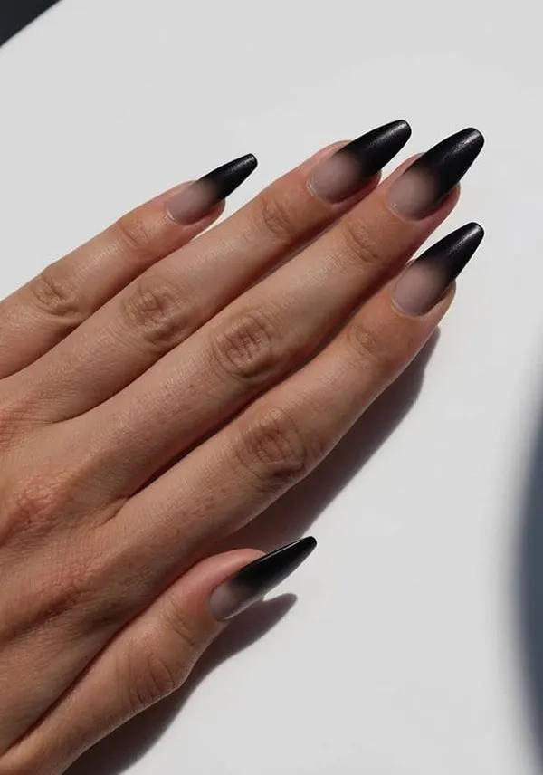 34 مدل ناخن امبره مشکی؛ سادهترین راه برای خاص دیده شدن! 9 Black ombre nails 6