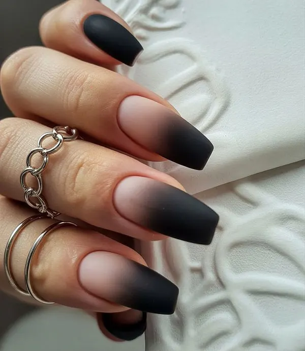 34 مدل ناخن امبره مشکی؛ سادهترین راه برای خاص دیده شدن! 10 Black ombre nails 8
