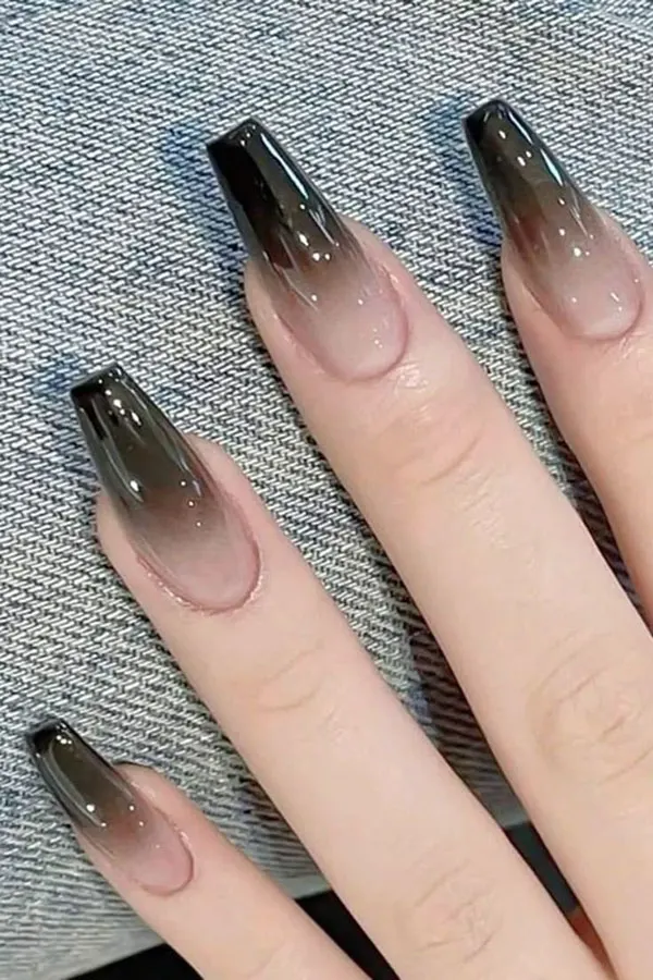 34 مدل ناخن امبره مشکی؛ سادهترین راه برای خاص دیده شدن! 12 Black ombre nails 9
