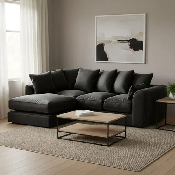 33 ایده دکوراسیون منزل با مبل مشکی | مبل مشکی بخریم یا نه؟ تجربهای بیپرده! 4 Home decoration with black sofa 1