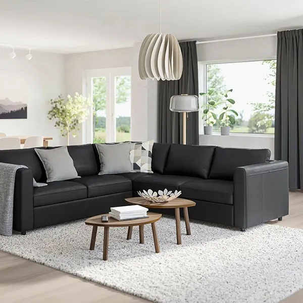 33 ایده دکوراسیون منزل با مبل مشکی | مبل مشکی بخریم یا نه؟ تجربهای بیپرده! 16 Home decoration with black sofa 15