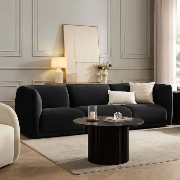 33 ایده دکوراسیون منزل با مبل مشکی | مبل مشکی بخریم یا نه؟ تجربهای بیپرده! 22 Home decoration with black sofa 18