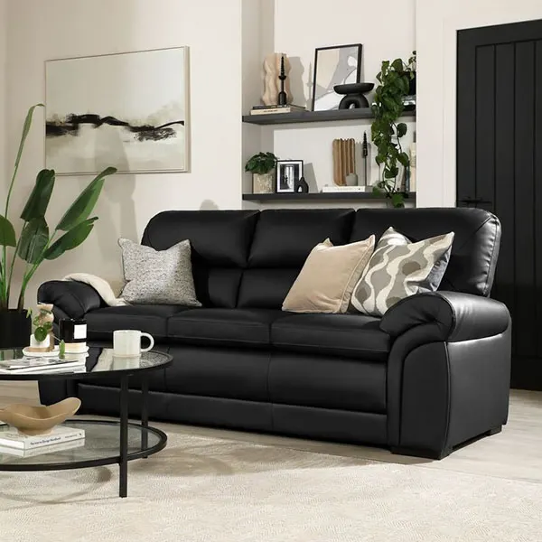 33 ایده دکوراسیون منزل با مبل مشکی | مبل مشکی بخریم یا نه؟ تجربهای بیپرده! 28 Home decoration with black sofa 30