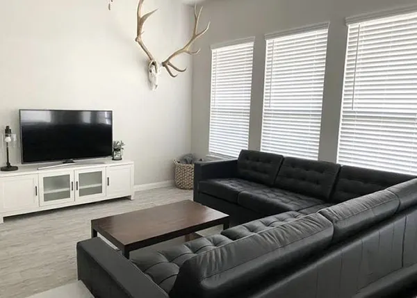 33 ایده دکوراسیون منزل با مبل مشکی | مبل مشکی بخریم یا نه؟ تجربهای بیپرده! 9 Home decoration with black sofa 5
