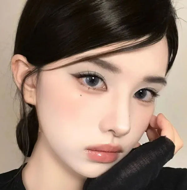 32 عکس میکاپ دخترانه کره ای| آرایش کیوت یا استایل جدی؟ انتخابی که صورتتو عوض میکنه... 16 Korean girl makeup photo 12