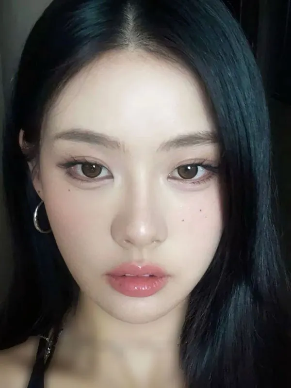 32 عکس میکاپ دخترانه کره ای| آرایش کیوت یا استایل جدی؟ انتخابی که صورتتو عوض میکنه... 26 Korean girl makeup photo 22