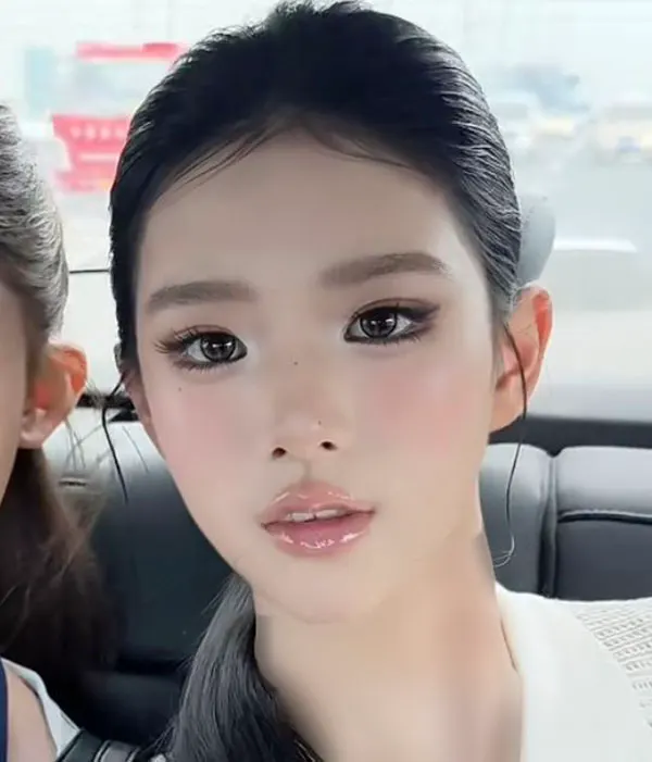 32 عکس میکاپ دخترانه کره ای| آرایش کیوت یا استایل جدی؟ انتخابی که صورتتو عوض میکنه... 25 Korean girl makeup photo 23