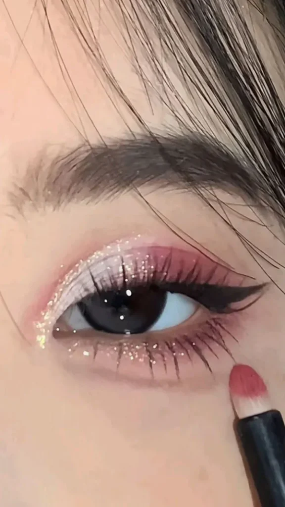 32 عکس میکاپ دخترانه کره ای| آرایش کیوت یا استایل جدی؟ انتخابی که صورتتو عوض میکنه... 35 Korean girl makeup photo 31