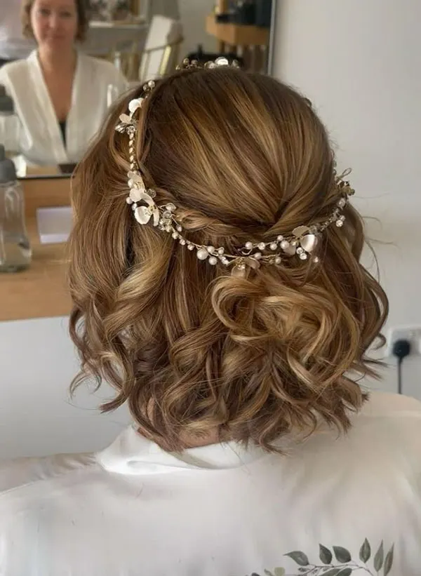 Short curly hairstyle 25