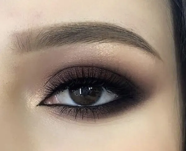 Simple black eyeshadow 2