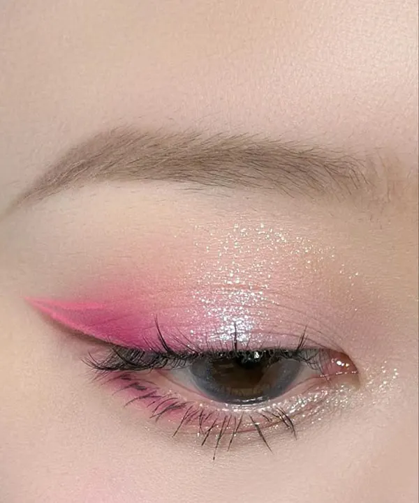 مدل سایه چشم صورتی ساده 2026؛ استایلی دخترانه که این روزها وایرال شده! 5 Simple pink eyeshadow model 1