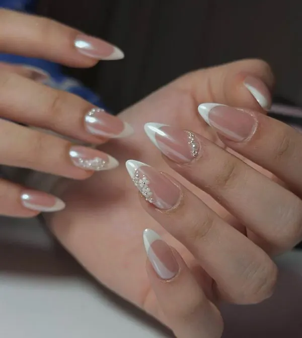 جدیدترین مدل ناخن عروس 1405؛ از مینیمال لاکچری تا شیشهای ظریف! 20 The latest bridal nail design 15