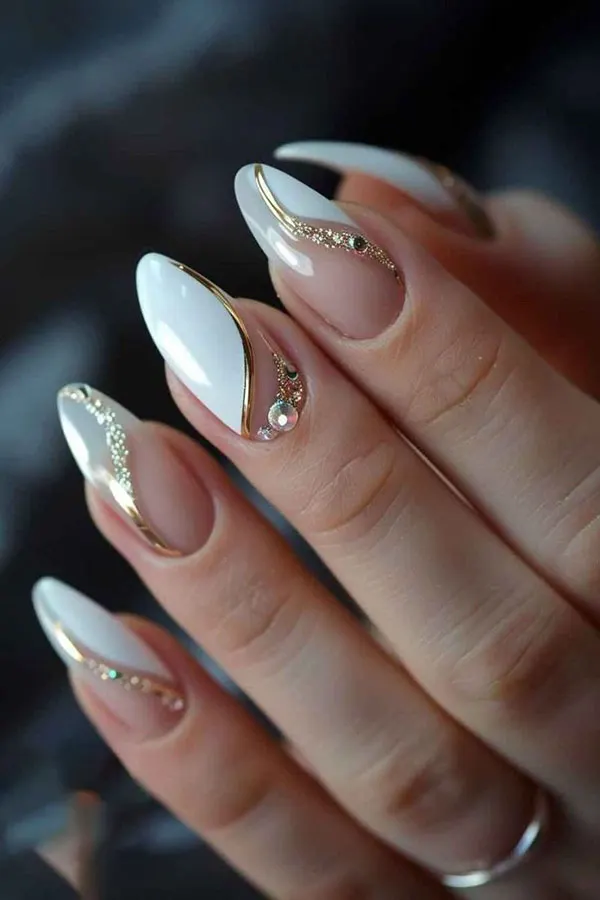 جدیدترین مدل ناخن عروس 1405؛ از مینیمال لاکچری تا شیشهای ظریف! 31 The latest bridal nail design 26