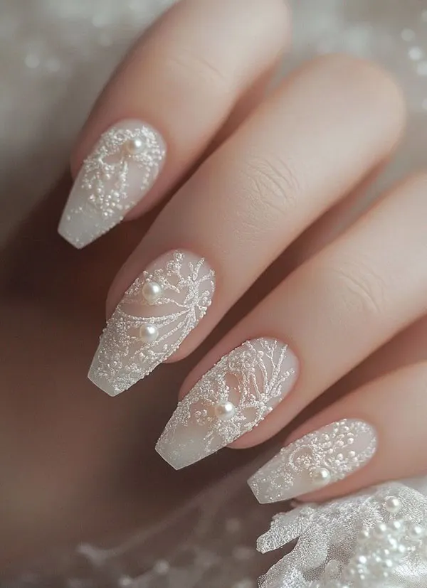 جدیدترین مدل ناخن عروس 1405؛ از مینیمال لاکچری تا شیشهای ظریف! 12 The latest bridal nail design 33
